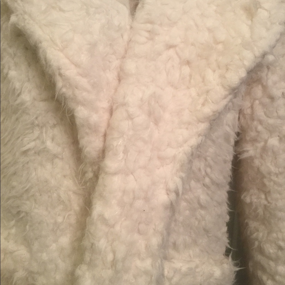 🎉HOST PICK🎉CLEARANCE IVORY SHAGGY FAUX FUR COAT - Picture 4 of 7